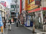 すぐそばに商店街があり、付近は大変賑わっています
