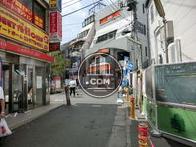 駅も近く、人通りが多いです