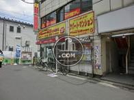 正面玄関前は広いスペースがあります