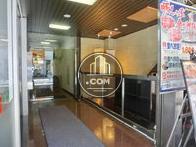 右手は地下店舗専用の階段になります