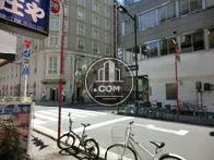 前面道路は一方通行となってます