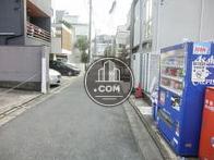 近隣は閑静な住宅街となっております