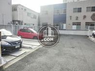 広々とした駐車場があります