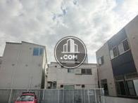 低層ビルが建ち並ぶ町並みです