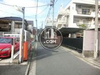 前面道路左側です