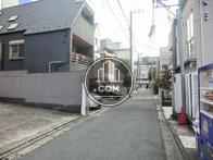 前面道路右側です