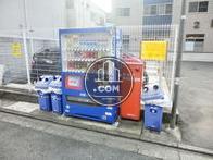 駐車場入口に自動販売機があります