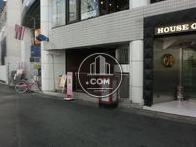 写真中央部分が玄関への入口です