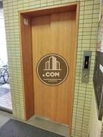 木目扉のエレベーターです
