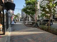 青山通り沿いです