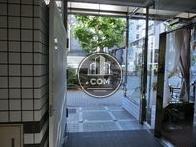 エントランス内から見た入口です