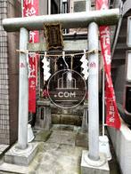 隣に神社