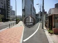 南側の道路はどちらも六本木通りに出ます