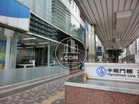 正面玄関の目の前が地下鉄の出入り口です