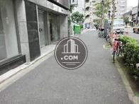 ビル前の歩道です