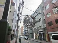 同じような高さのビルが並びます