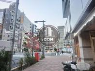 正面玄関前、飯田橋駅方面