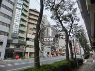 物件前の護国寺駅方向です