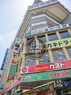各店舗の看板が設置された、賑やかな外観です