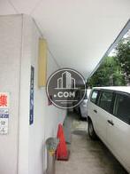 側面に駐車スペースとして使用されています