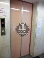 薄いピンクのエレベーター