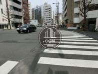 交差点の角地にあります