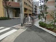 ビル側面の道路です