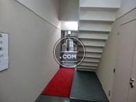 エレベーター内から見たエントランスです