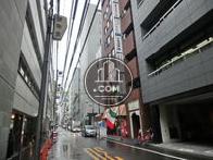 コンパクトサイズのビルが多く建ち並びます