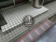 入口は小さな階段になっております