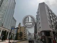 向い側には大型のビルが建っています