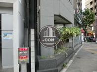 歩道沿いに植込みがあります