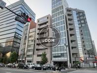 交通量の多い交差点の一角です