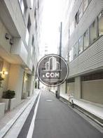 ビル側面の通り