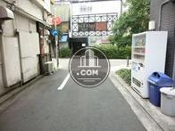 自動販売機は脇道にあります