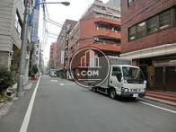 靖国通りから入った立地です