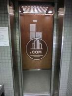 エレベーター内部は茶色の室内です