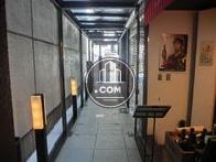 エントランスには地下店舗への入り口もあります