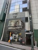 坂の中腹に位置しています