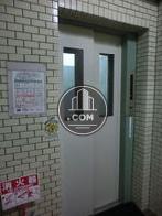 窓付の扉は中が見て安心感があります