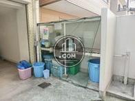 入居者用のゴミ置き場、エントランス横にございます
