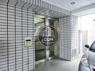 新しい印象を受ける玄関です