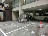 1階に屋根付駐車場
