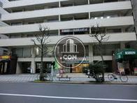 1階には店舗がいくつか入居しております