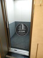 エレベーター内部