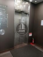 シルバーのしっかりしたエレベーター