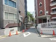 大通りだけでなく、裏路地にも面しています