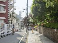 裏手は細い路地です