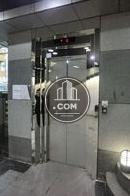 ミラーのように輝くエレベーターです