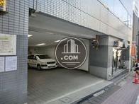 裏面には駐車場がございます